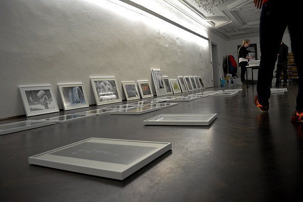 Fotos aufhängen Ausstellung 2015